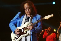 Mereka membuka penampilannya lewat lagu 'Tinggal Sehari'.