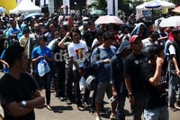 Para calon penonton tidak menghiraukan panasnya terik matahari yang menyengat.