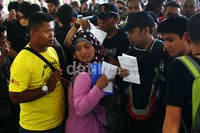 Para calon penonton rela berdesak-desakan untuk mendapatkan tiket Metallica.