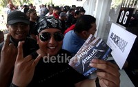 Salah satu penonton menunjukkan tiket Metallica. Seperti diketahui, konser band asal Los Angeles itu akan digelar di GBK, Minggu (25/8/2013) besok.