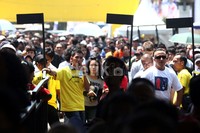 Para calon penonton memadati tempat penukaran tiket itu sejak pagi tadi.