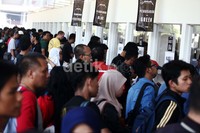Ribuan calon penonton mengantre panjang.