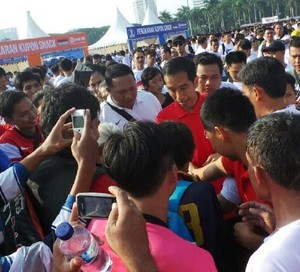 Peserta Independence Day Run Rebutan Foto Bareng Jokowi
