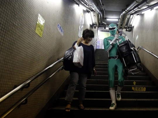 Di Jepang, Ada Power Ranger yang Siap Bantu Angkat Barang di Stasiun Di Jepang, Ada Power Ranger yang Siap Bantu Angkat Barang di Stasiun