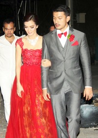 Dalam acara pernikahan yang dihadiri oleh 350 undangan itu, Atiqah terlihat cantik mengenakan gaun merah menyapu lantai rancangan Anne Avantie.     