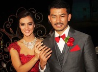 Atiqah dan Rio memamerkan cincin nikah mereka.