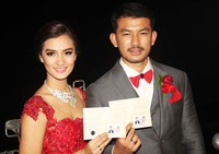 Rio dan Atiqah pun tak dapat menyembunyikan rasa bahagia mereka. Keduanya tak henti-hentinya tersenyum selama jumpa pers berlangsung.     