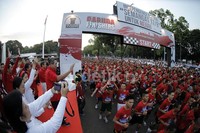 Presiden Susilo Bambang Yudhoyono pagi ini tampak di antara ribuan orang yang memadati Jl Medan Merdeka Utara. Sang kepala negara membuka Independence Day Run. Setpres/Abror Rizki