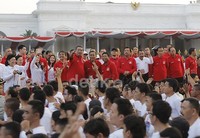 Selain SBY juga turut hadir Wapres Bodieono. Tampak hadir pula di lokasi Kapolri Jenderal Timur Pradopo, Panglima TNI Laksamana Agus Suhartono, Gubernur DKI Joko Widodo dan Menpora Roy Suryo. Setpres/Abror Rizki