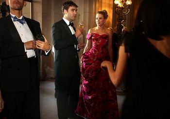 Marissa Mayer tampil dalam busana mempesona bersama suaminya, Zachari Bogue.