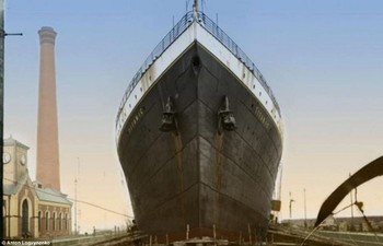 Penampilan Titanic dari depan. Proyek pewarnaan foto ini berkaitan dengan peringatan 100 tahun tenggelamnya kapal megah tersebut. (kredit foto: Anton Logvynenko)