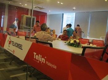 3. Target pasar Telin Malaysia juga termasuk dari kalangan korporat. Dimana layanan enterprise Indonesia-Malaysia juga menjadi pasar yang seksi untuk digali. Layanan yang bisa dijual seperti menyediakan sarana ICT, mobile EDC, telekomunikasi back office, dan solusi lainnya.