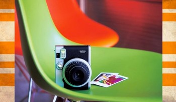     Instax Mini 90 Neoclassic adalah piranti terbaru perusahaan asal Jepang ini. Sekilas, terlihat seperti perpaduan brand kamera instan yang dipasarkan Fujifilm, Instax dengan Fujifilm X-series, ditilik dari bodinya. (kredit foto: Fujifilm)
