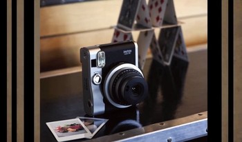     Upgrade dari jajaran Fujifilm Instax itu juga memiliki macro mode, bulb mode, hingga flash yang diklaim memiliki performa tinggi. (kredit foto: Fujifilm)