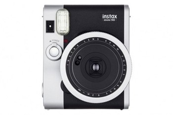 Orang-orang mendambakan sesuatu yang nyata, obyek fisik yang unik dan bisa digenggam, tukas Masato Yamamoto, General Manager Photo Imaging Products Division Fujifilm saat perilisan kamera tersebut. (kredit foto: Fujifilm)