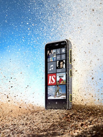     Disebut cuma pakai jaket kulit, karena Lumia 620 tidak terlahir dengan kemampuan anti air dan debu. Hanya cover terbarunya saja yang membuat handset ini jadi punya kemampuan outdoor tersebut. (kredit foto: esphoneblog)