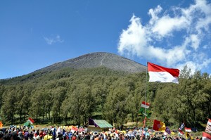 Berkibarlah Indonesiaku hingga puncak tertinggi Pulau Jawa