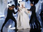 Aksi Memukau di Panggung MTV VMA 2013