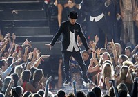 Justin Timberlake, lewat tariannya mengajak para penonton untuk berdansa bersama.  REUTERS/Lucas Jackson.