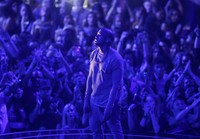 Kanye West bermandikan cahaya ungu yang dramatis saat membawakan single hitsnya 'Blood on the Leaves'. REUTERS/Lucas Jackson.     