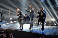 Para penonton diajak bernostalgia lewat kolaborasi Justin Timberlake yang bergabung bersama rekannya, 'N Sync. Rick Diamond/Getty Images for MTV/AFP.     