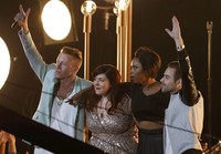 Lewat 'Same Love', Macklemore & Lewis yang berkolaborasi dengan Lambert dan Hudson mengajak para penonton bernyanyi bersama. REUTERS/Eric Thayer.     