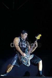 Mereka bahkan terlihat 20 tahun lebih muda saat beraksi di atas panggung.