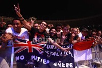     Metalheads membawa atribut seperti bendera Indonesia.