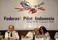 Presiden Federasi Pilot Indonesia Capt Hasfrinsyah turut hadir dalam jumpa pers tersebut.