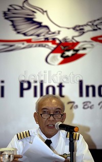 Presiden Federasi Pilot Indonesia Capt Hasfrinsyah memberikan keterangan soal sekolah calon pilot 'nakal'.
