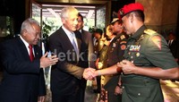 Chuck Hagel disambut sejumlah pejabat teris Kemenhan.