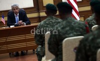 Beberapa isu yang dibahas bersama antara lain : Pertukaran pandangan kedua Menteri Pertahanan terhadap isu-isu keamanan global dan regional, rencana penyelenggaraan CTX (Counter Terorism Exercise) 2013, dimana kedua negara menjadi Co-Host bagi 18 negara peserta dan pembelian Alutsista TNI dalam rangka memenuhi MEF.