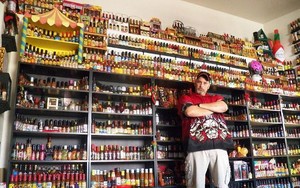Wow, Pria Ini Mengoleksi 6.000 Botol Saus Pedas di Rumahnya!