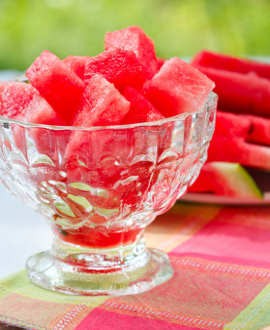 Agar Lebih Praktis, Kupas Semangka dan Mangga dengan Cara Ini