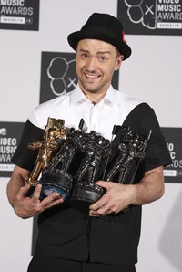 Justin Timberlake sukses memborong tiga penghargaan sekaligus. Di antaranya, kategori Best Direction lewat 'Suit & Tie', 'Mirrors' untuk Best Editing dan Video of The Year. REUTERS/Carlo Allegri.
