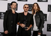 Panghargaan Best Rock Video sukses dikantongi oleh Thirty Seconds to Mars lewat video 'Up In The Air'. REUTERS/Carlo Allegri.