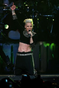 Pink yang berkolaborasi dengan Nate Ruess lewat video 'Just Give Me a Reason' itu sukses membawa pulang penghargaan Best Collaboration. Paul Kane/Getty Images.