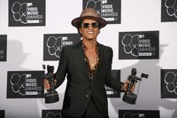 Bruno Mars juga sukses memboyong dua penghargaan sekaligus seperti Best Male Video untuk 'Locked Out of Heaven' dan Best Choreography untuk 'Treasure'. REUTERS/Carlo Allegri.     