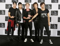 One Direction sukses memenangkan kategori Best Song of Summer lewat 'Best Song Ever'. REUTERS/Carlo Allegri.     