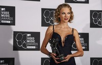 Taylor Swift berhasil menyingkirkan Rihanna untuk kategori Best Female Video lewat 'I Knew You Were Trouble'. REUTERS/Carlo Allegri.