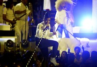 Janelle Monae yang berkolaborasi dengan Erykah Badu lewat video 'Q.U.E.E.N' sukses memenangkan penghargaan Best Art Direction. REUTERS/Phil McCarten.