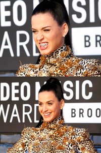Katy pamer gigi 'bling bling'-nya. REUTERS/Andrew Kelly.