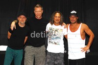 Metallica tampak santai saat hadir di jumpa pers.
