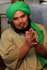 Derry yang memelihara janggut dan kumis tipis itu pun lembut dalam bertutur.