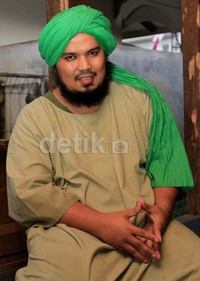 Derry mengisahkan perjalanan hidupnya menjadi seorang pendakwah dan penyanyi lagu religi.