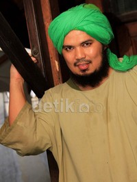 Segala sesuatu tentu ada penyebabnya, begitu juga saya dapat hidayah dari Allah, ungkap sosok yang juga seniman kaligrafi itu seraya tersenyum.