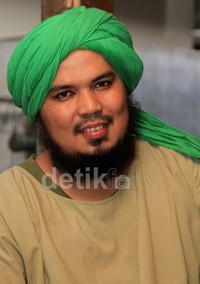 Semenjak melakukan 'pertobatan', pria bertubuh tambun itu lebih banyak menghabiskan waktunya untuk mendekatkan diri kepada Tuhan dengan beribadah.
