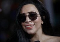 Tak hanya baju, Lady Gaga juga tampil dengan make-up yang natural. REUTERS/Carlo Allegri.