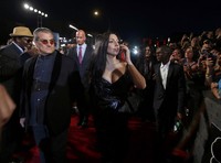 Lady Gaga menyapa para penggemar dari red carpet. REUTERS/Carlo Allegri.