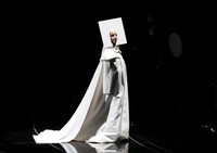 Namun, saat di atas panggung, Lady Gaga kembali tampil dengan kostum-kostum uniknya. REUTERS/Lucas Jackson.